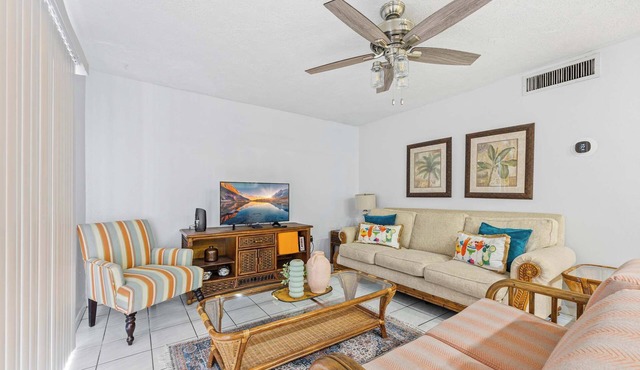 The Diplomat- 2 Bed Condo-3 Minute Walk to Beach!