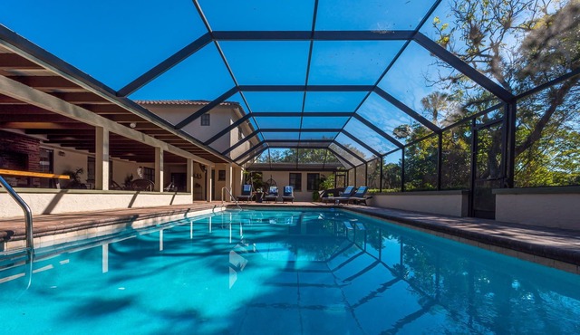 The Grand Hacienda- 4 Acre Family Ranch Home with Heated Pool/Lake! Sleeps 28!