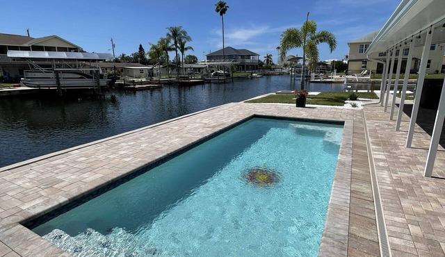 The Gulf Oasis- Pool, hot tub, boat ramp, floating dock, kayaks, waterfront