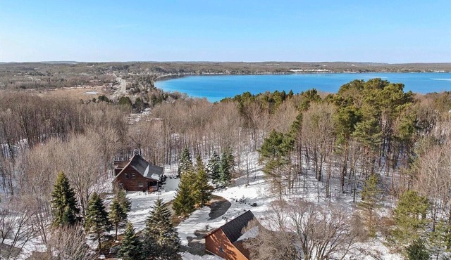 The Hillside Hideaway at Crystal Lake - Gorgeous with Great Outdoor Deck and Spa! in Beulah