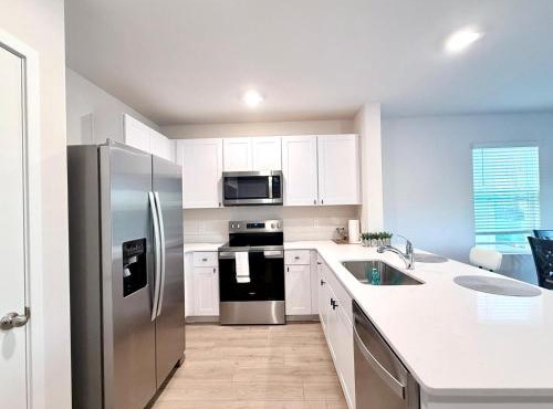 The Luxury New Modern Home 3-BR - Heated Pool, Gym close to Downtown, Top Golf