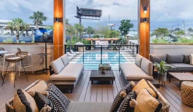 The Nicholas Veranda King Suite - Steps to King