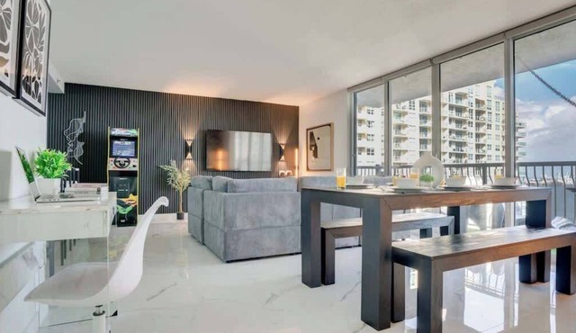 The Noir Suite 3BR 2BTH Glam Room PS5 Pool Gym
