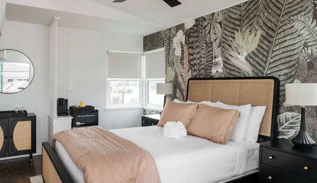The Ocean Queen Studio -5 min walk to beach!