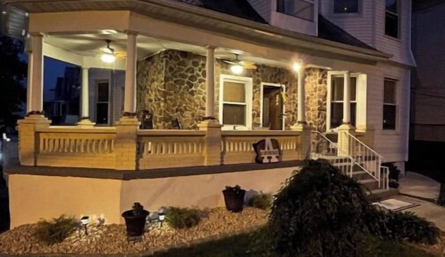 The Pearl: Spacious Victorian Apt w/2 bedrooms, Parking & Large Outdoor Space!