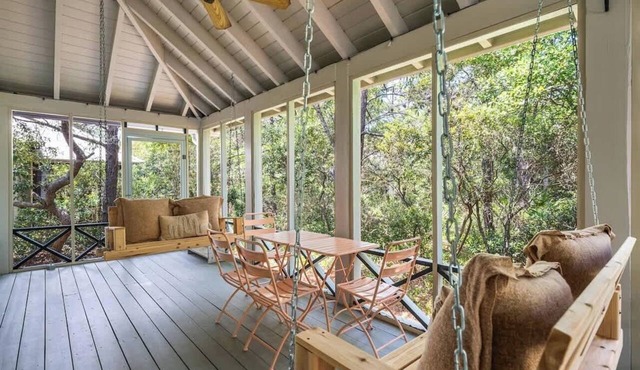 The Story House Cottage with Pool, Bikes & Beach