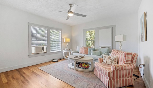The Tarpon Flat-Bright 1BR Downtown Retreat