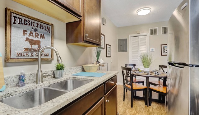 This apartment is a 1 bedroom(s), 1 bathrooms, located in Jacksonville, FL.
