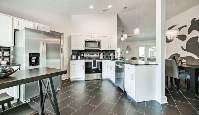 This house is a 3 bedroom(s), 2 bathrooms, located in Jacksonville, FL.