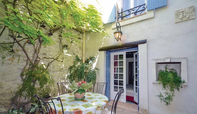 This three bedroom holiday home is wonderfully located in Provence. in Caumont-sur-Durance