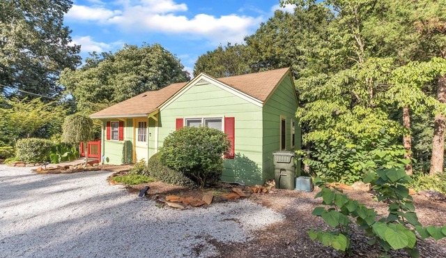 Toccoa House (2-Bedroom Cottage) - Handicap accessible - Pets Allowed by RedAwning
