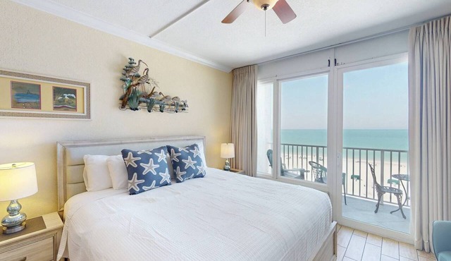 Top Floor Beachfront Studio Breathtaking Views. Heated Pool. Fantastic Location in Treasure Island!
