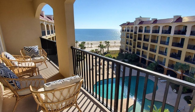 Tranquil and freshly decorated; on secluded beach-minutes to Bay St. Louis!