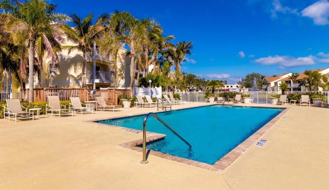 Tranquil Condo Walk to Beach