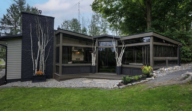 Tranquil/Private King Suite, Cozy, Riverfront w/hot tub,fireplace,firepit,trail. in Napanee