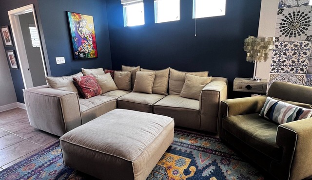 Trendy Modern Bungalow 7 min from Downtown