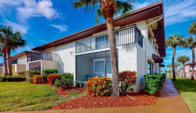 Tropical Beachside Condo — Private Balcony/Patio, Heated Pool & Spa-like Sauna!🌴🌺