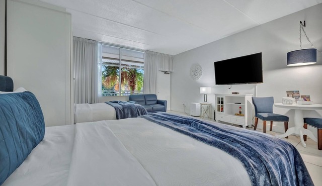 Tropical Suite Sleeps 4! Beach Access & Hot Tub
