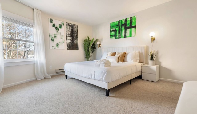 Ultra-Modern Luxe - Sleek & Stunning Stay!