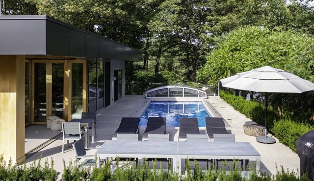 Unique 6 bed 5 bath cottage on Lake Muskoka with Pool in Gravenhurst
