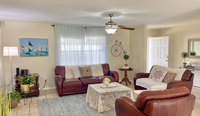 Unique & Cozy 3/2, 5min to Disney, 10min to Universal/Convention Center!