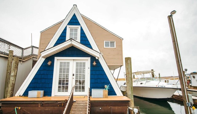 Unique Cozy A-Frame Houseboat Close to Jones Beach for an Unforgettable Coastal Getaway in Seaford, New York