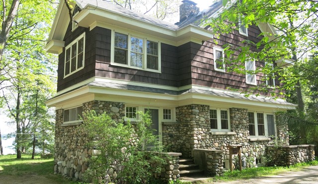 Unique & Spacious 5-bedroom on Sandy Shores of of Elk Lake