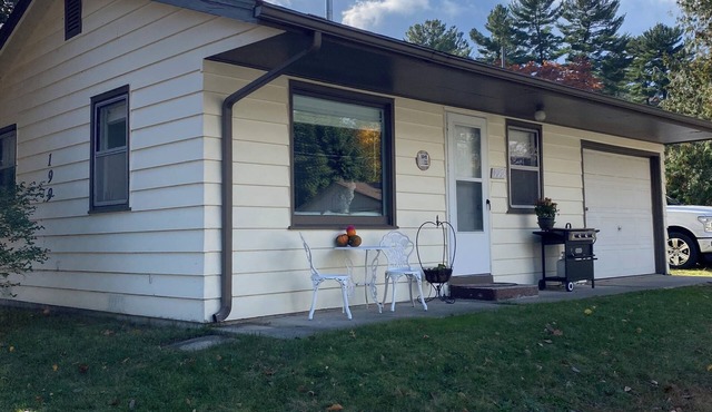 Updated 1-bed Cottage 3 doors from Houghton Lake w/WiFi and next to Golf course