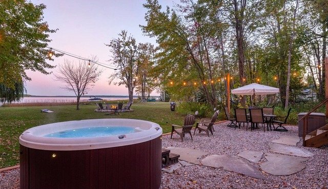Updated Lakefront Home-Hot Tub-GameRoom-FirePit-Dock-Pet-friendly!