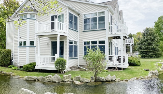 Updated Main Floor Condo at Pool and Beach