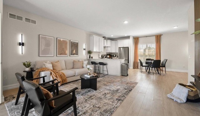 Upscale Townhome 9 mins to Campus & Stadium with Restaurants & Shopping Nearby