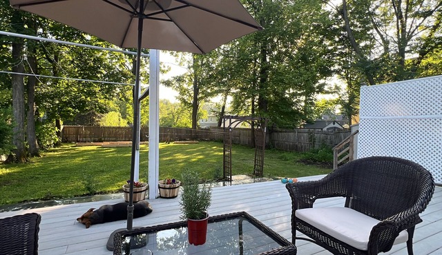 Uptown Getaway, walkable to amenities, restaurants, bars, & farmers market