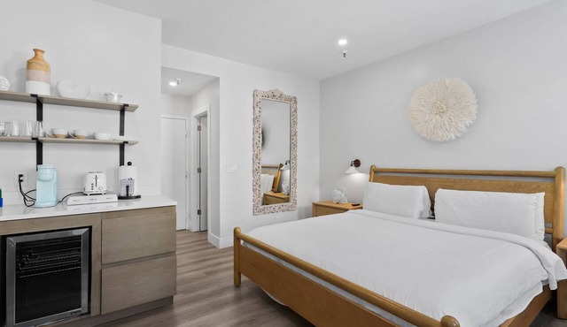 Urban Chic Modern Studio, pool. Min to beach, dining/shopping- perfect location.