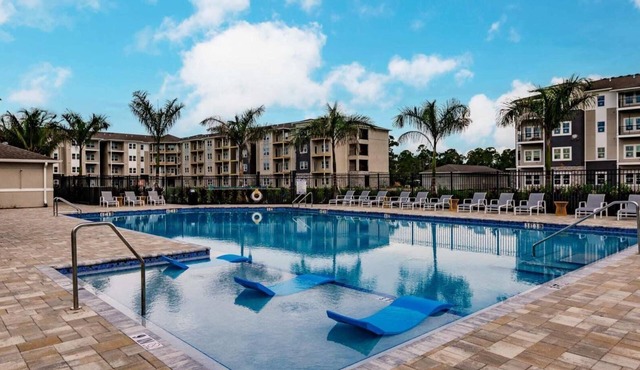 Vantage 3BD 2 - Three Bedroom Apartment, Sleeps 6