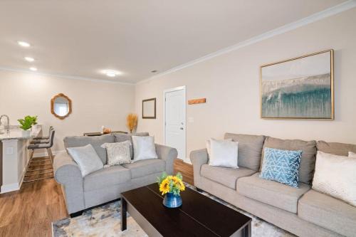 Vibrant 2beds /2baths Casa in Triangle