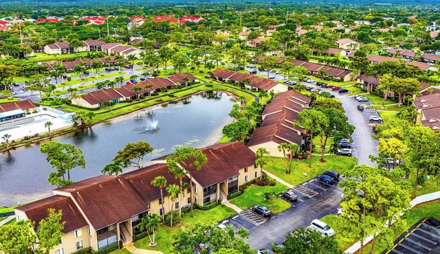 Vibrant Lakefront Retreat - Artistic 2BR Condo with Boutique Vibes