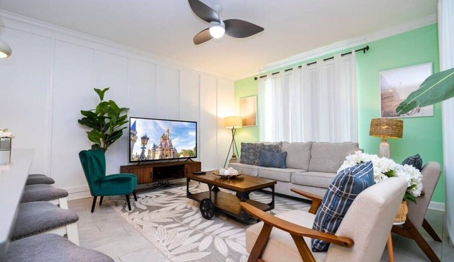 Vibrant, Themed Home, Prime Location