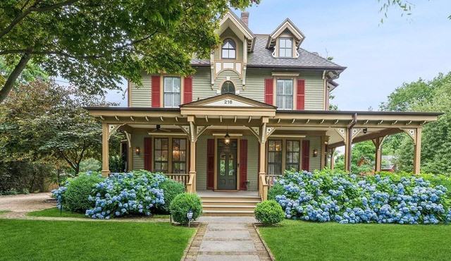 Victorian Retreat Sleeps 12 with Pool, Gym, Near Water/Town/Train to NYC