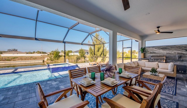 Villa Coral Bliss - Awesome 4 BR/3 bath waterfront villa w. heated pool, hot tub, kayaks, fishing poles, bikes