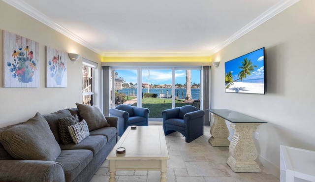Villa de Marco, cozy water-front 1-bedroom condo on Marco Island Florida