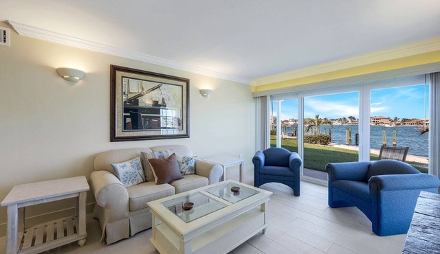 Villa de Marco, Water-front 1-bedroom condo on Marco Island with & Washer Dryer
