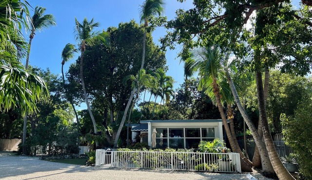 Villa located on the water Free marina, and trailer parking.