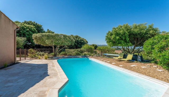 Villa 'Maison Avec Piscine Eyrargues 6p' with Mountain View, Private Pool and Wi-Fi in Eyragues