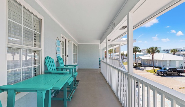 Walk to Beach 2BR Sleeps 7 Pool + Beach Gear