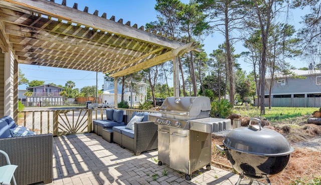 Walk to Ocean & Eats: Santa Rosa Beach Cottage