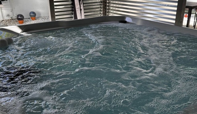 Walk to River District Eats/Shops! Short Drive to Beaches.Salt H20 Hot Tub &Cozy