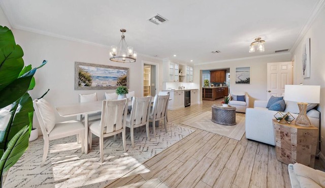 Walk to the Beach Luxury 4BR 2.1BA Juno Beach Home