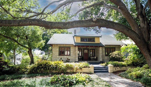 Walkable Tampa Bungalow near all the cafés + nightlife! Thoughtfully renovated w/modern comforts while preserving its vintage charm; historic Tampa retreat is steps from trendy breweries and restaurant & local favorites. Plus is has 3 king beds!