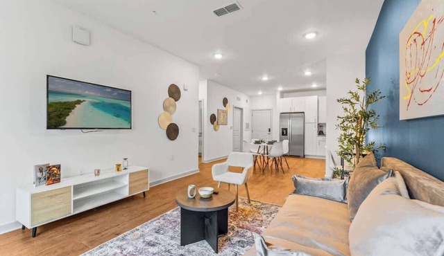 Warm King Apt w/Pool & Gym Pet Friendly Near Parks