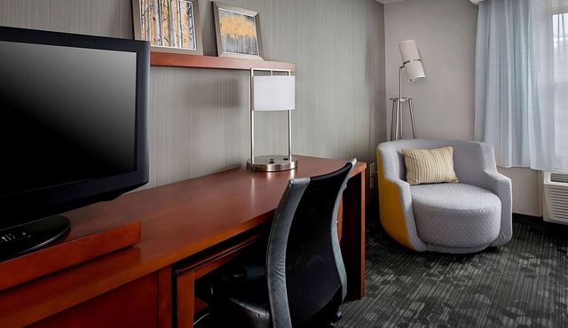 Watch a Game @ Torcivia Common! 2 Family-friendly Units w/Starbucks & Parking!